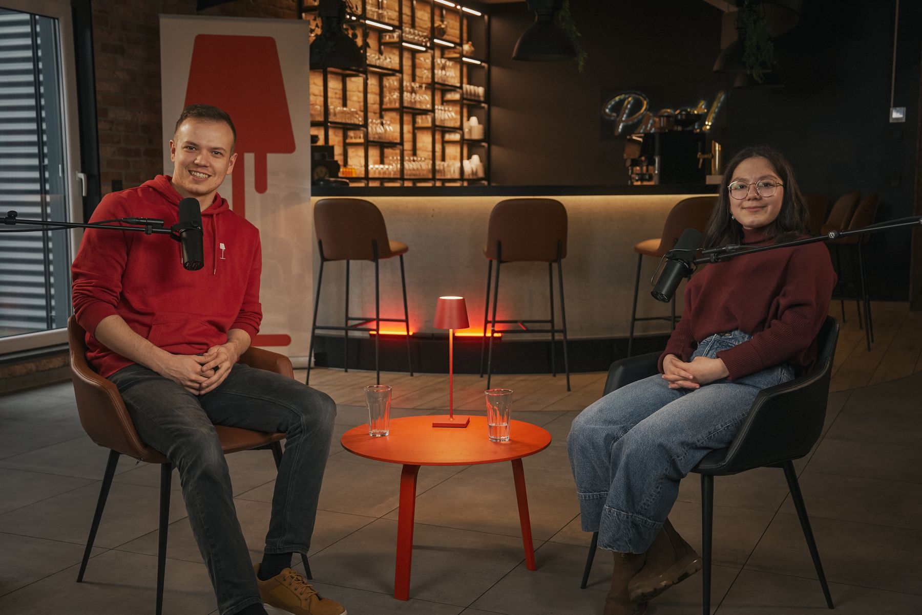 Louis Steininger mit einem Gast bei der Aufnahme des Living Room Podcasts
